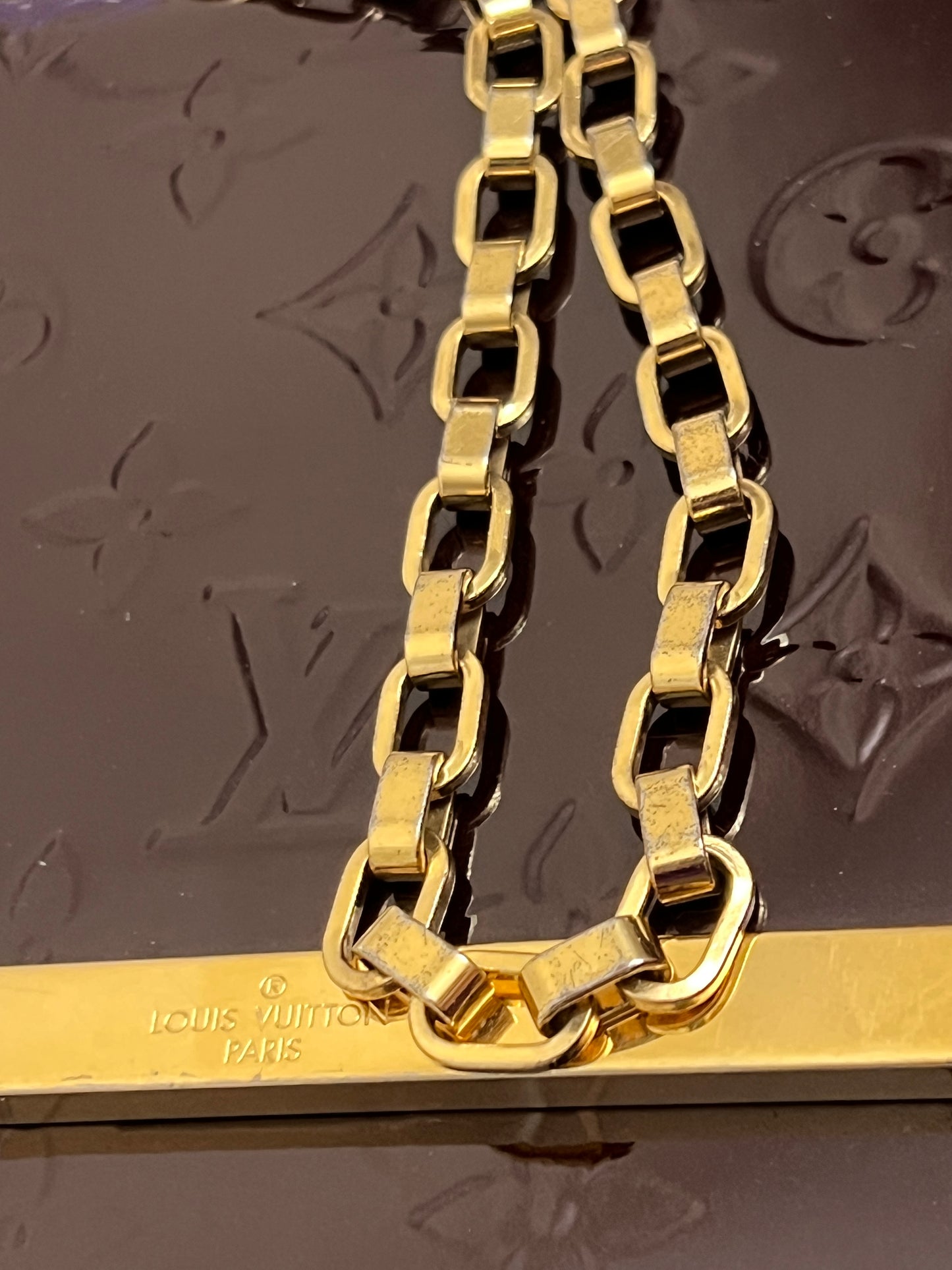 ANA CLUTCH VERNIS AMARANTE