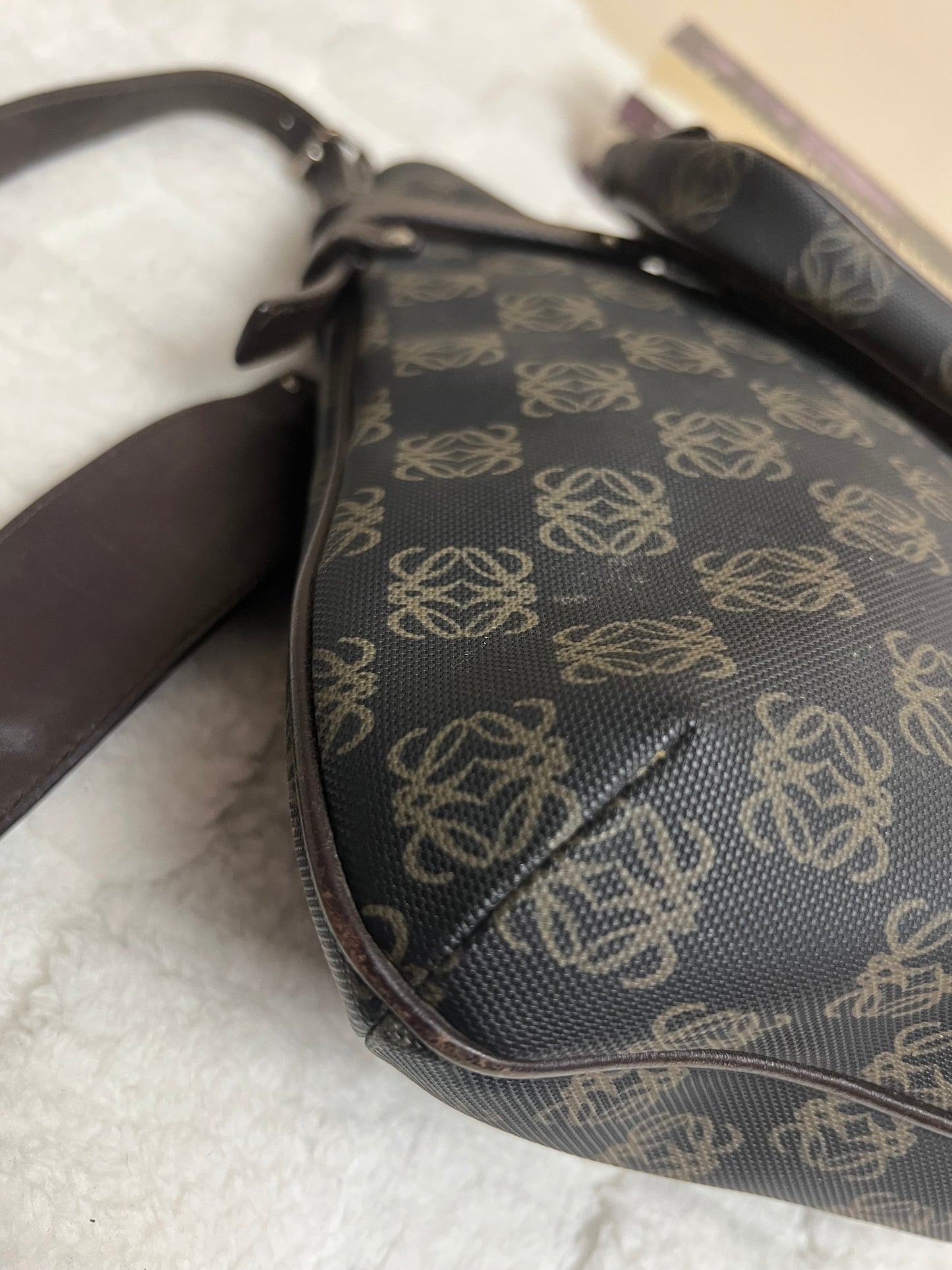L _ O _ E _ W _ E CROSSBODY