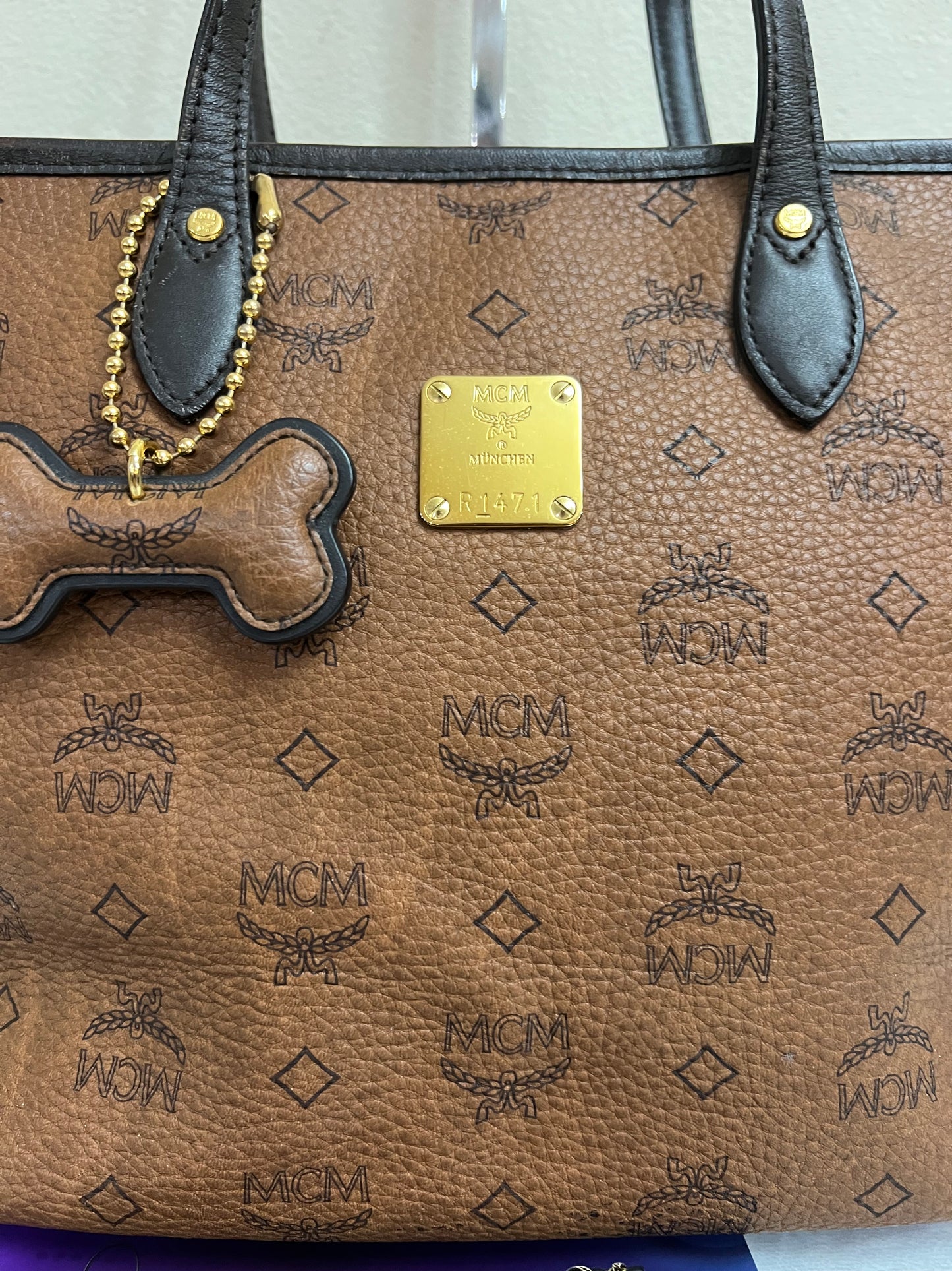 MCM CHOCO TOTE W/ BONE MM