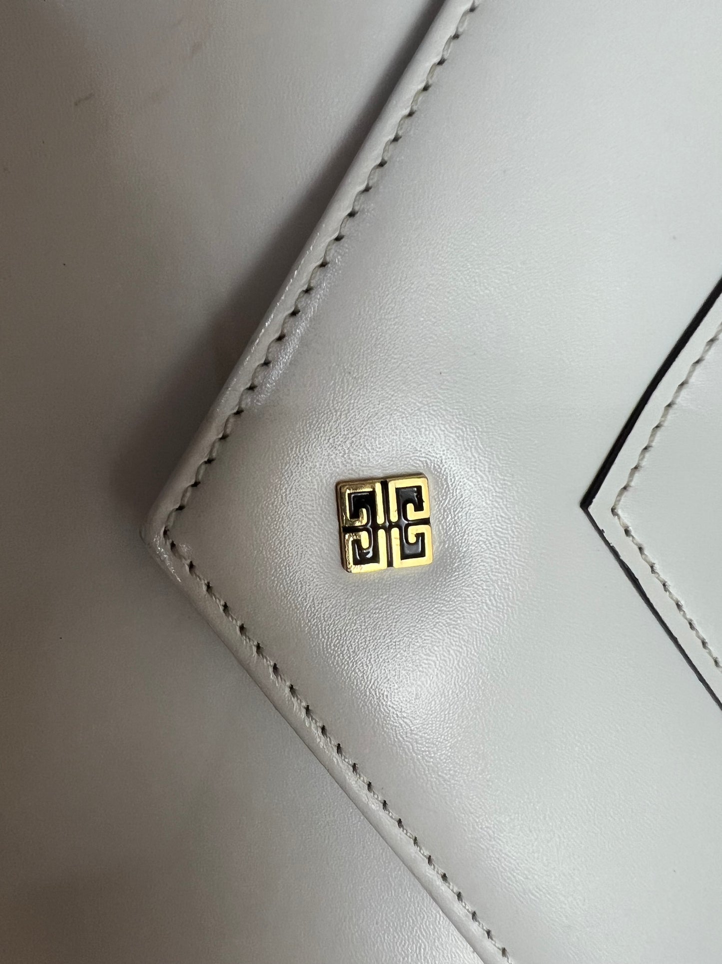 GIVE_NCHY SHOULDER BAG WHITE