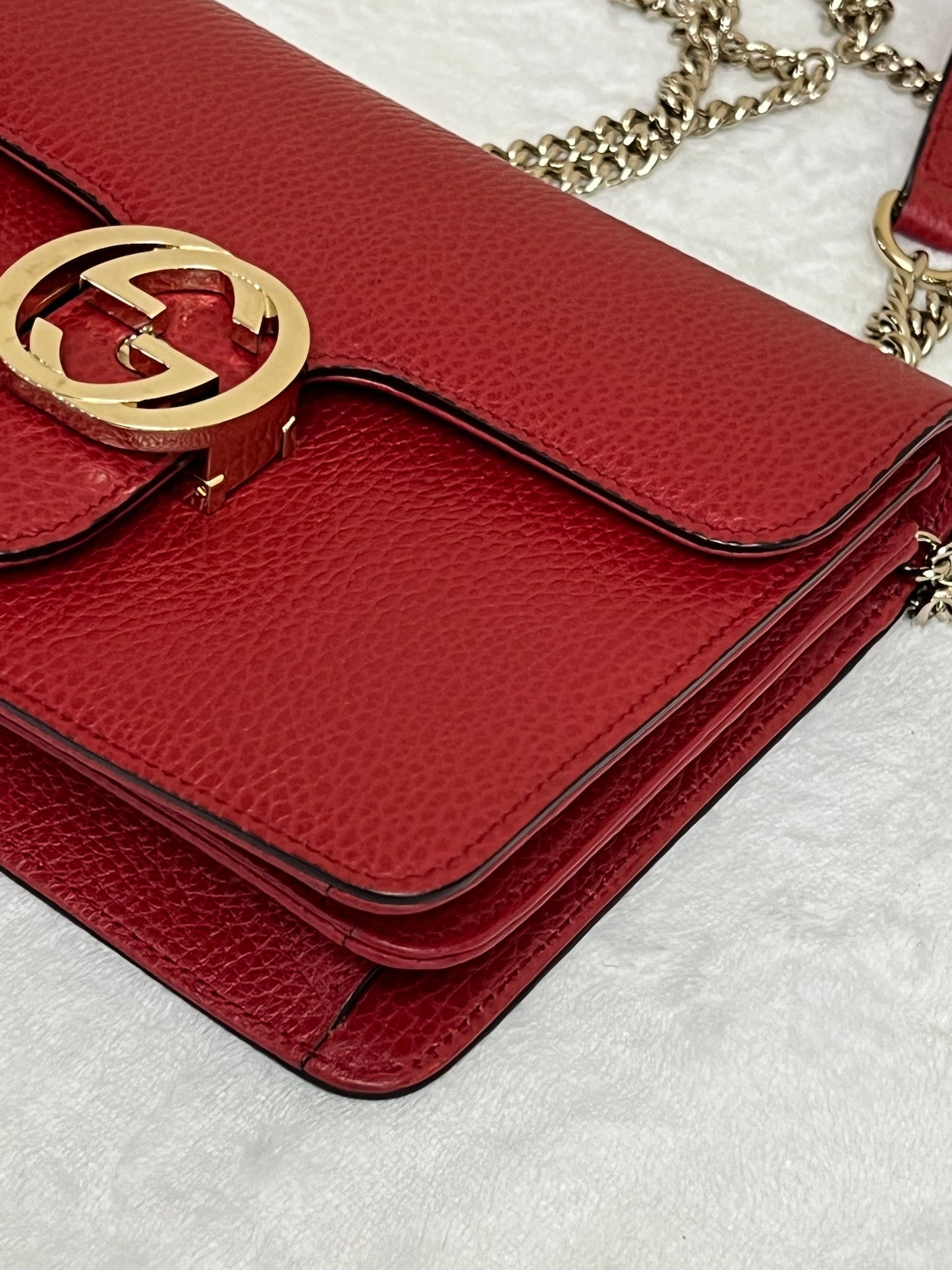 INTERLOCKING RED