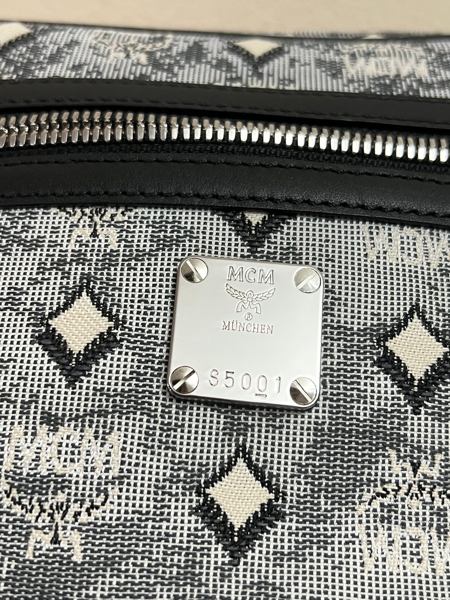 MCM AREN MESSENGER BAG