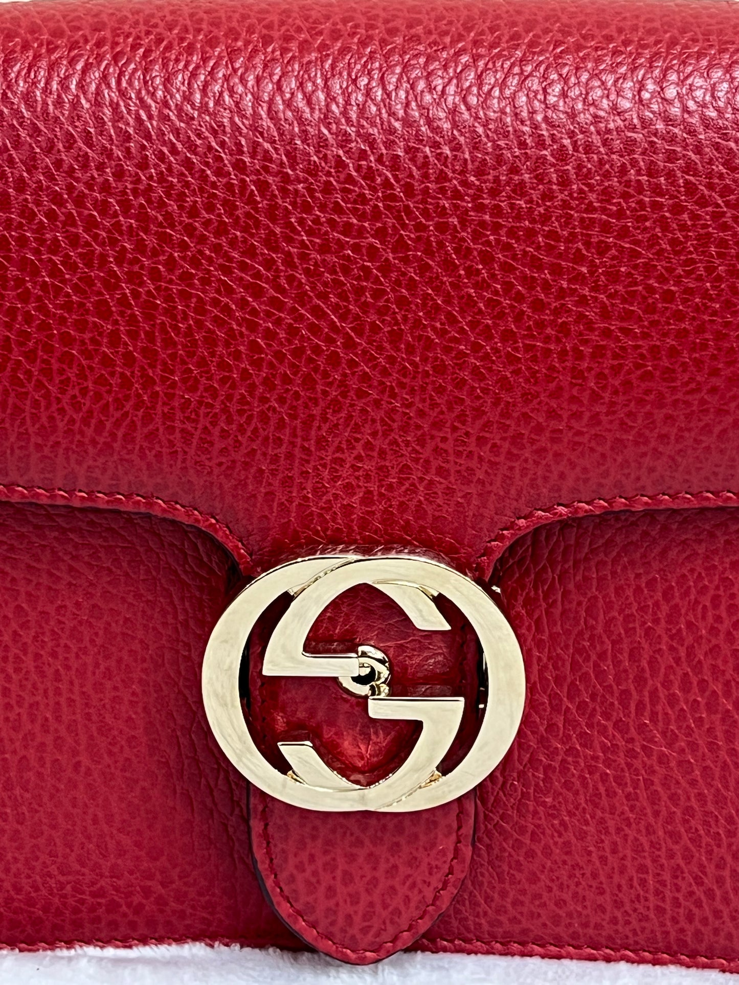 INTERLOCKING RED