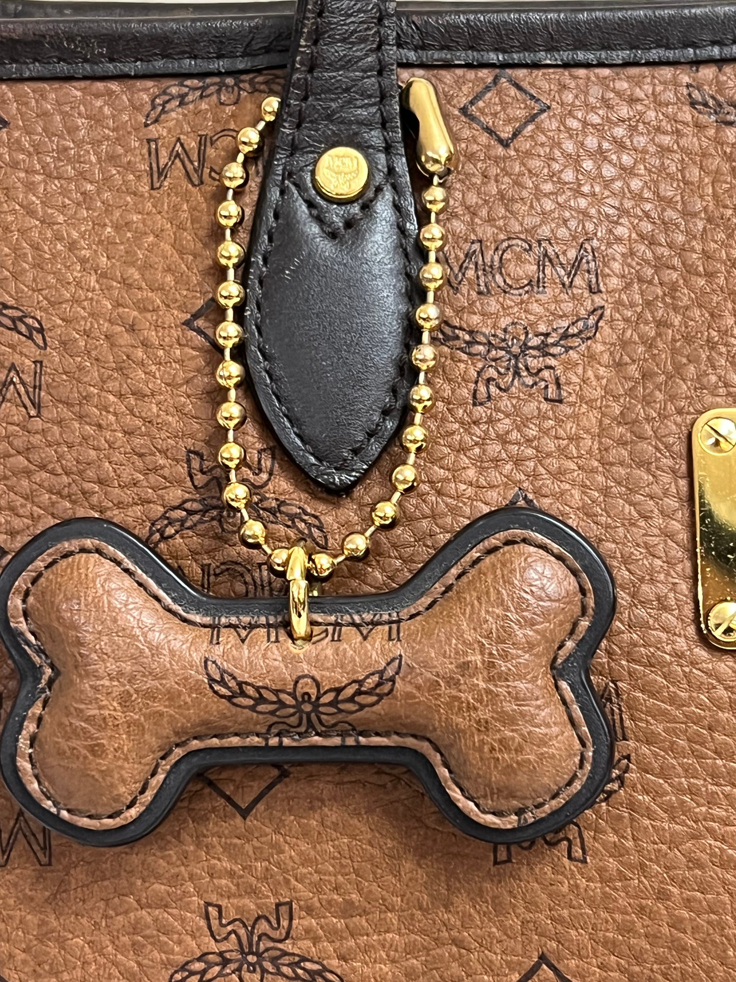 MCM CHOCO TOTE W/ BONE MM