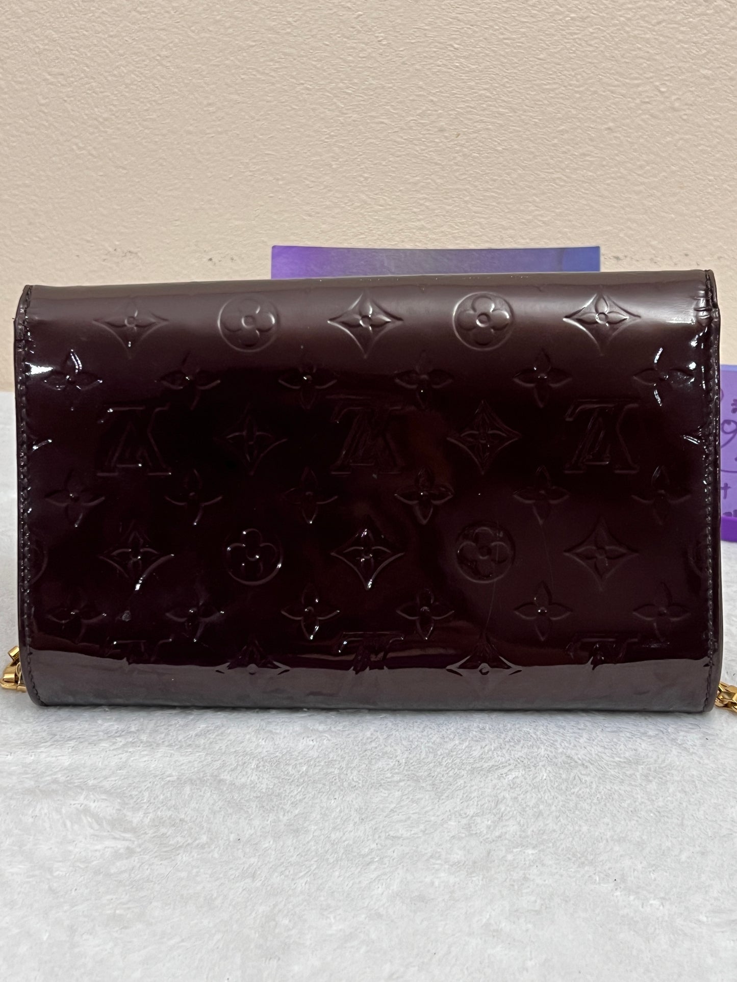 ANA CLUTCH VERNIS AMARANTE