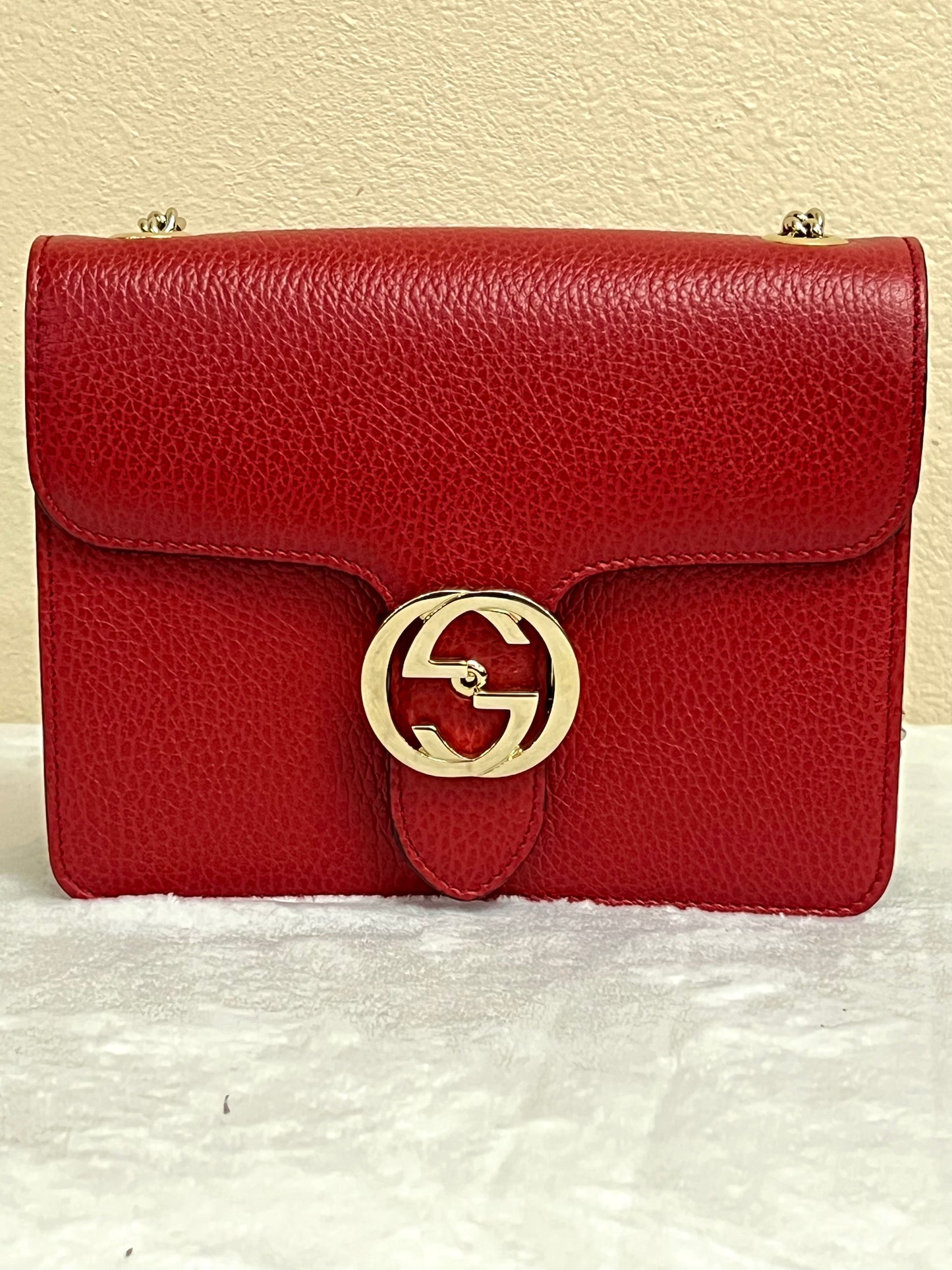 INTERLOCKING RED