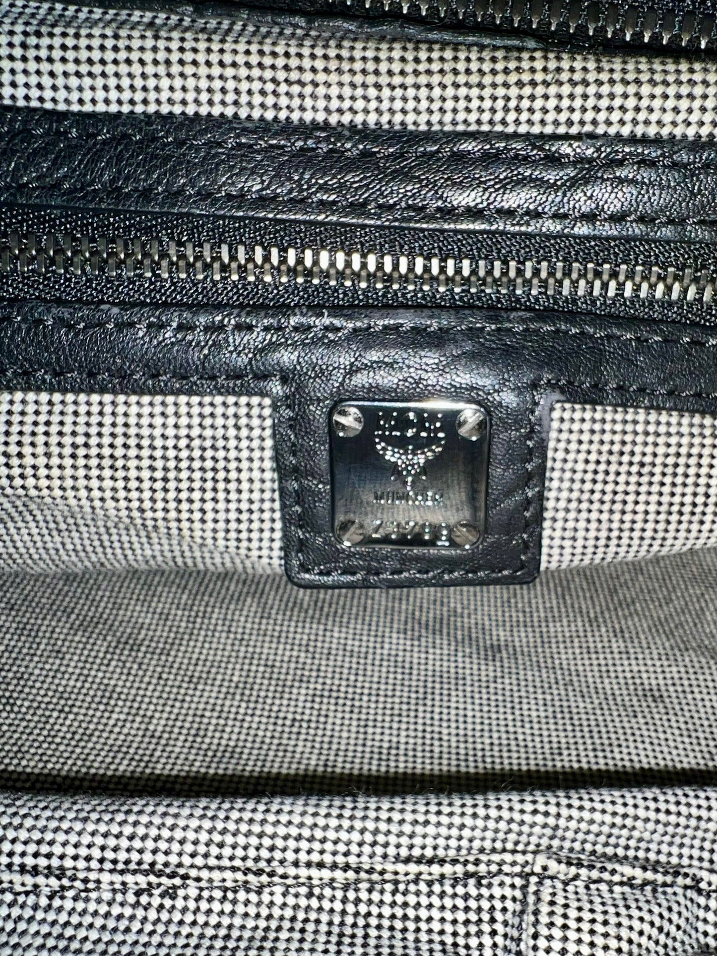 MCM 2WAY STUDS LTD BLACK