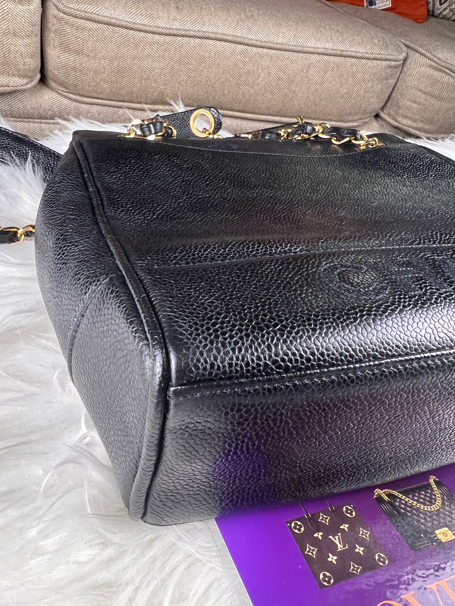 CAVIAR SHOULDER BAG