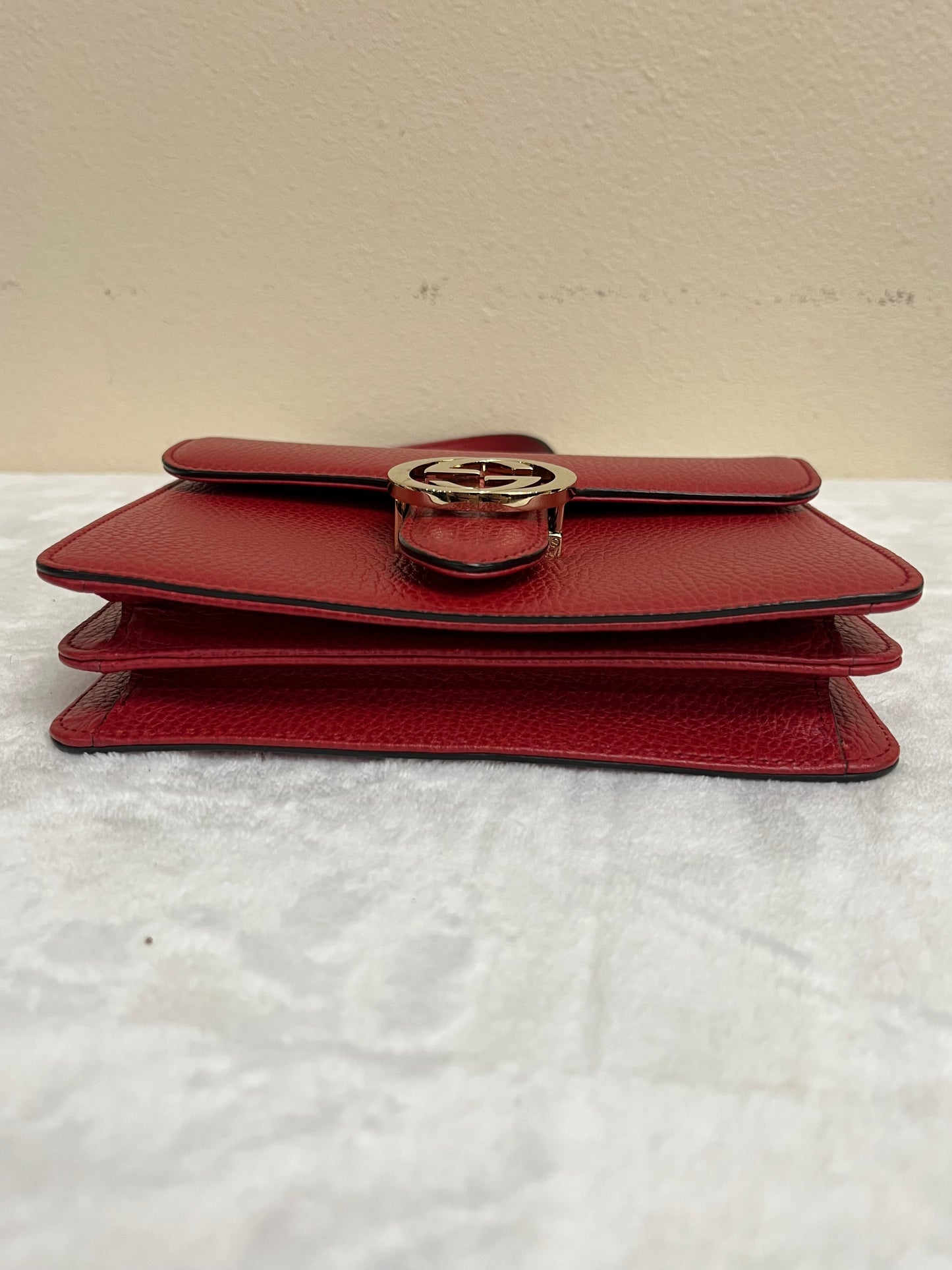 INTERLOCKING RED
