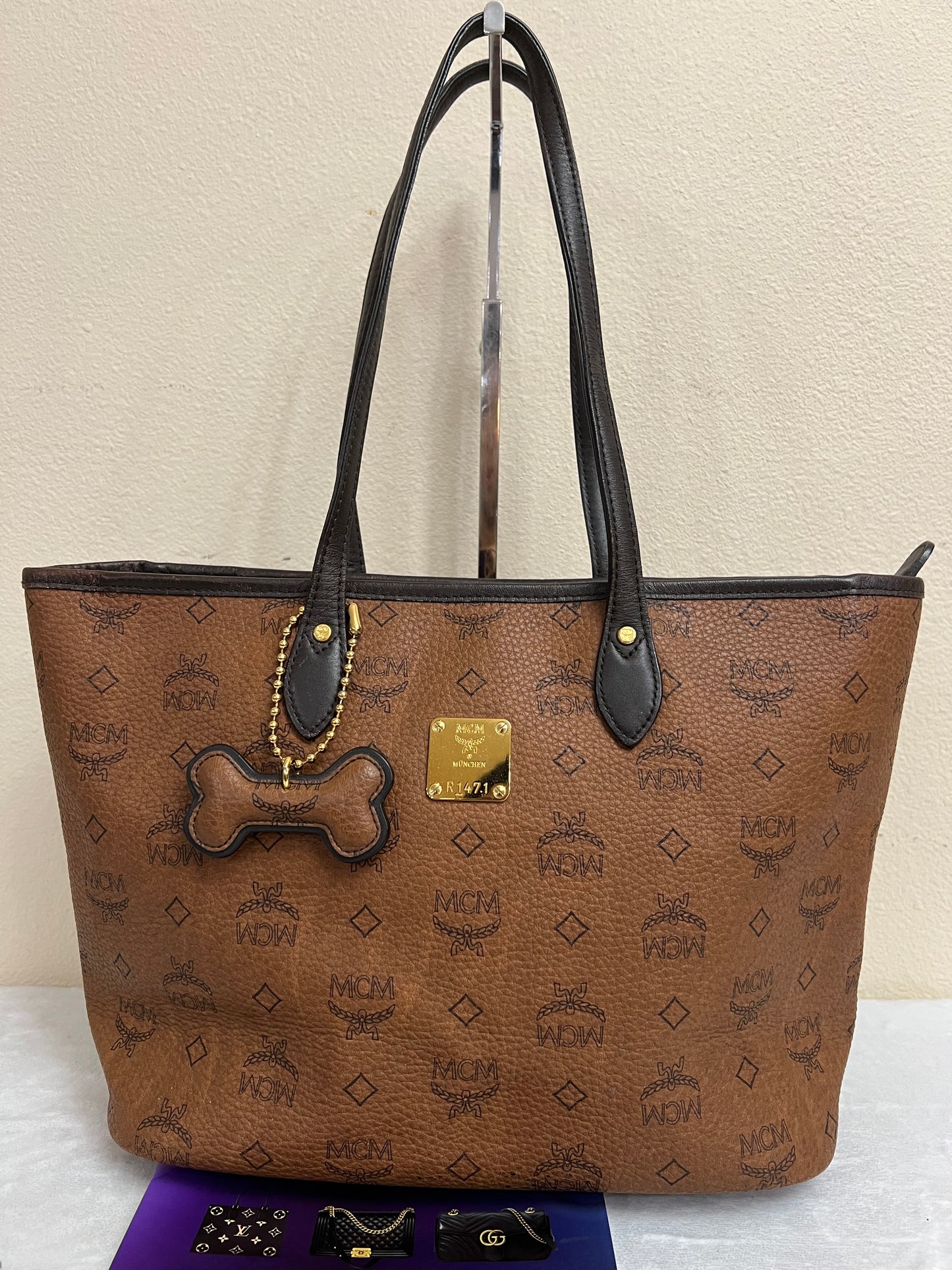 MCM CHOCO TOTE W/ BONE MM