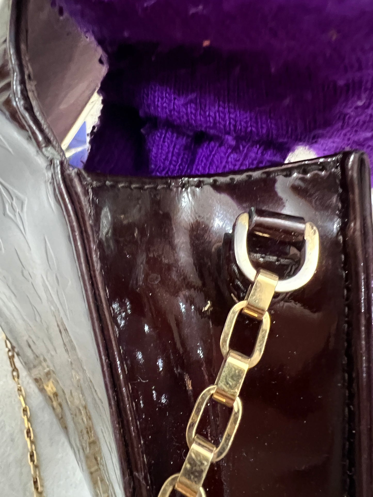 ANA CLUTCH VERNIS AMARANTE