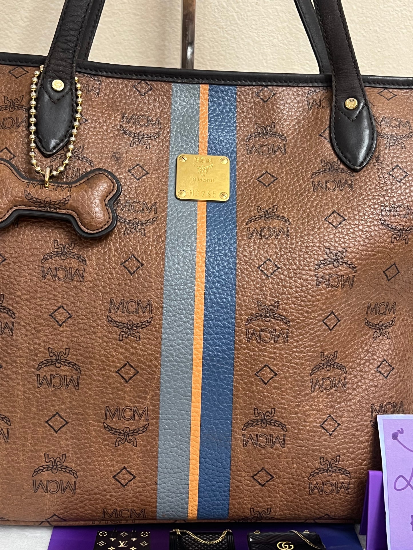 MCM CHOCO W/ BONE BLUE STRPES MM