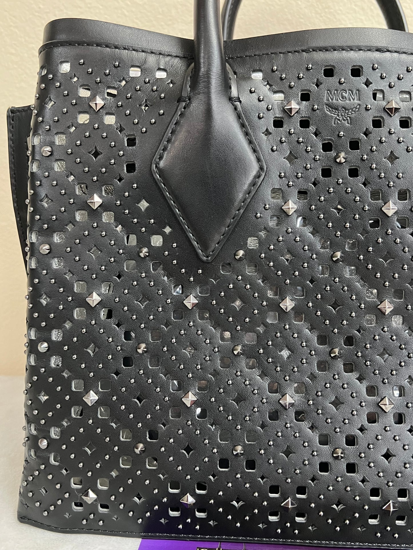 MCM PORFORATED TOTE BLACK