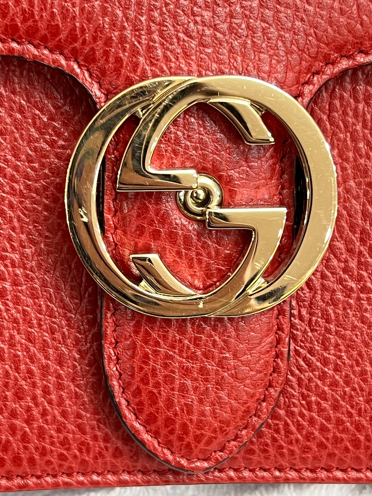 INTERLOCKING RED