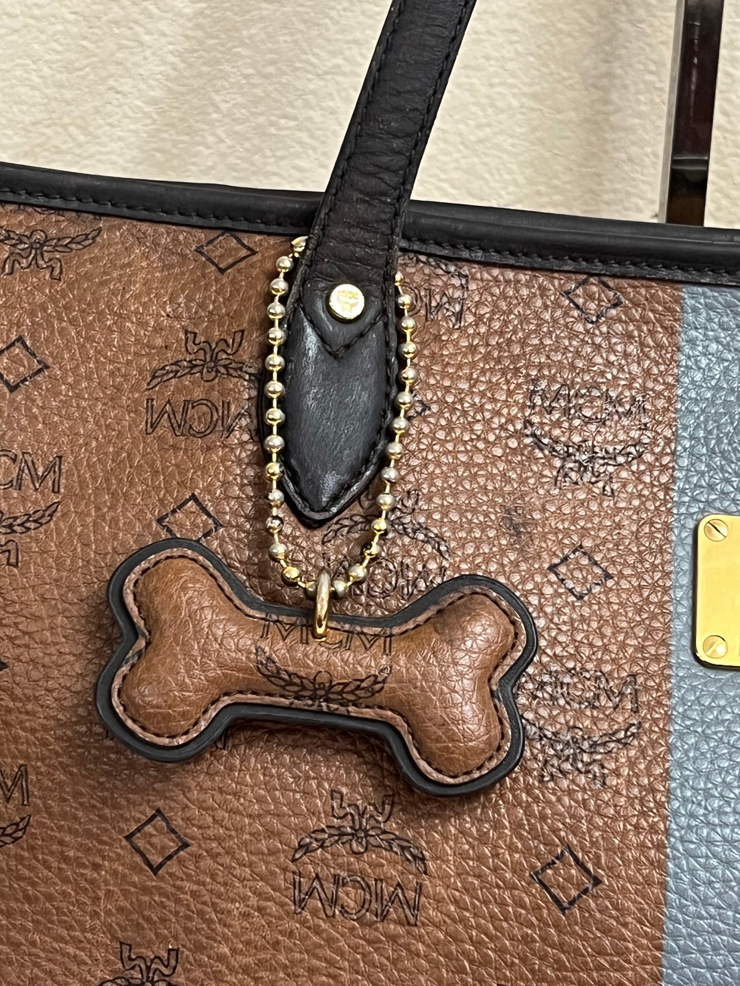 MCM CHOCO W/ BONE BLUE STRPES MM