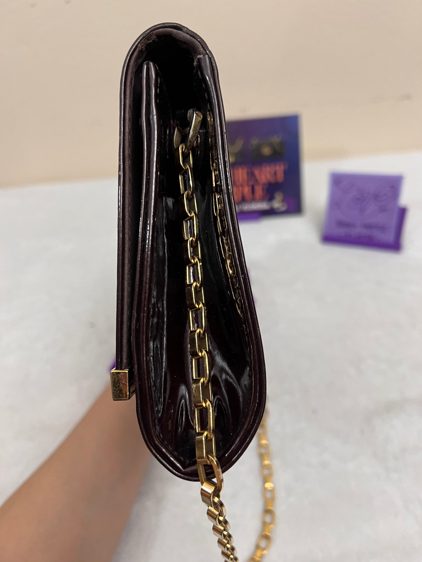 ANA CLUTCH VERNIS AMARANTE