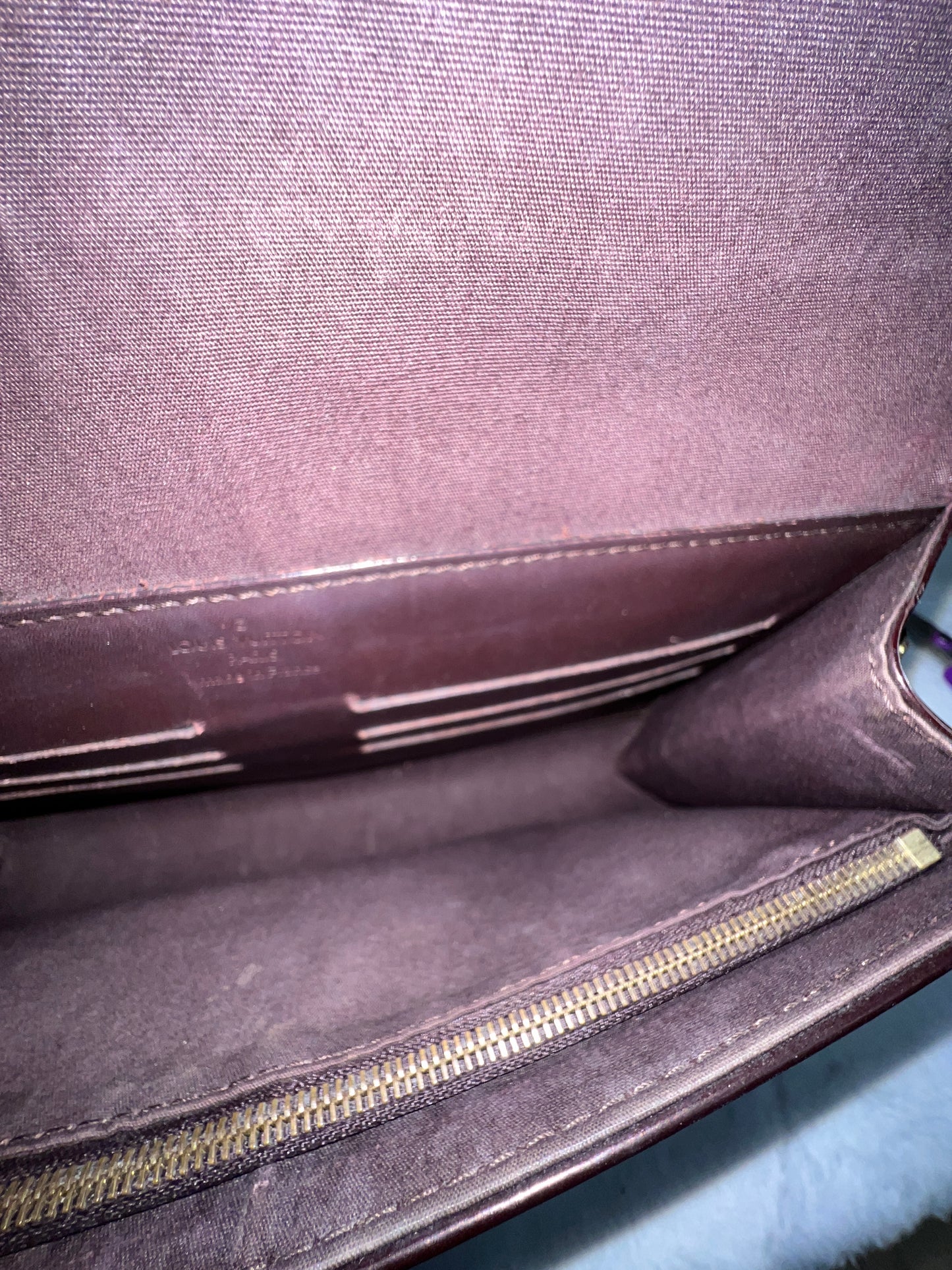 ANA CLUTCH VERNIS AMARANTE