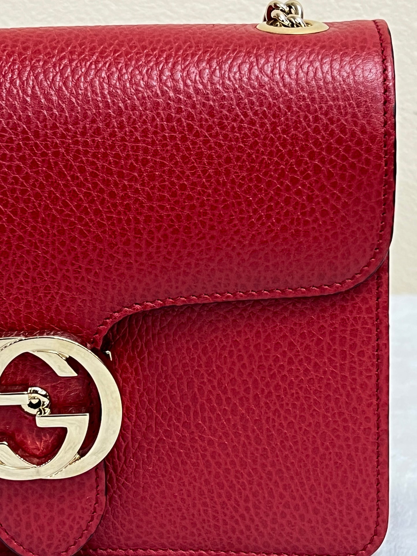 INTERLOCKING RED