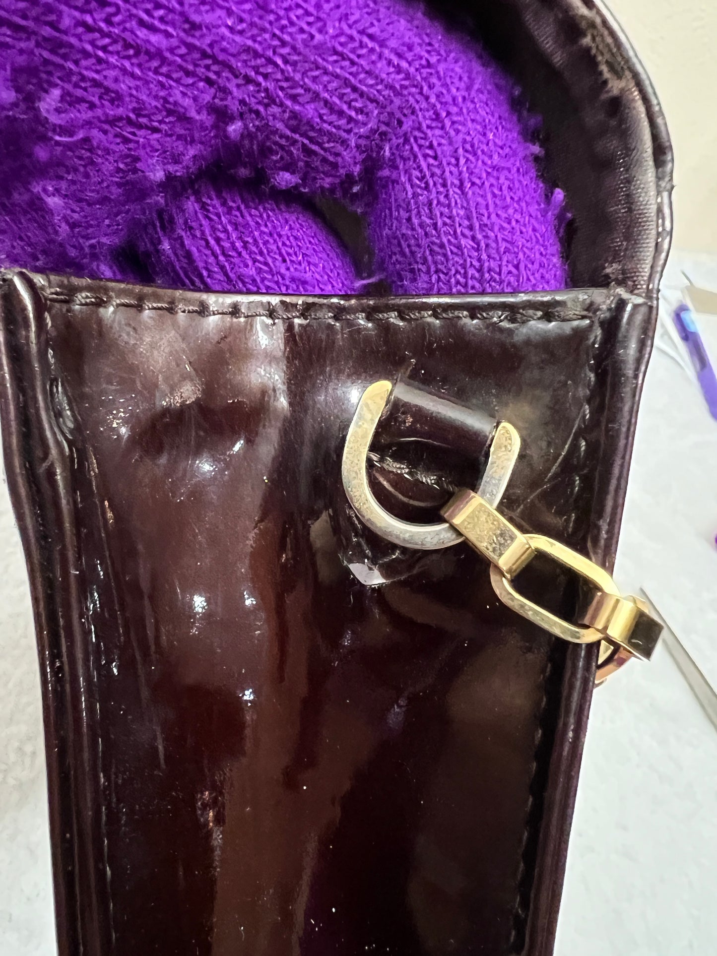 ANA CLUTCH VERNIS AMARANTE