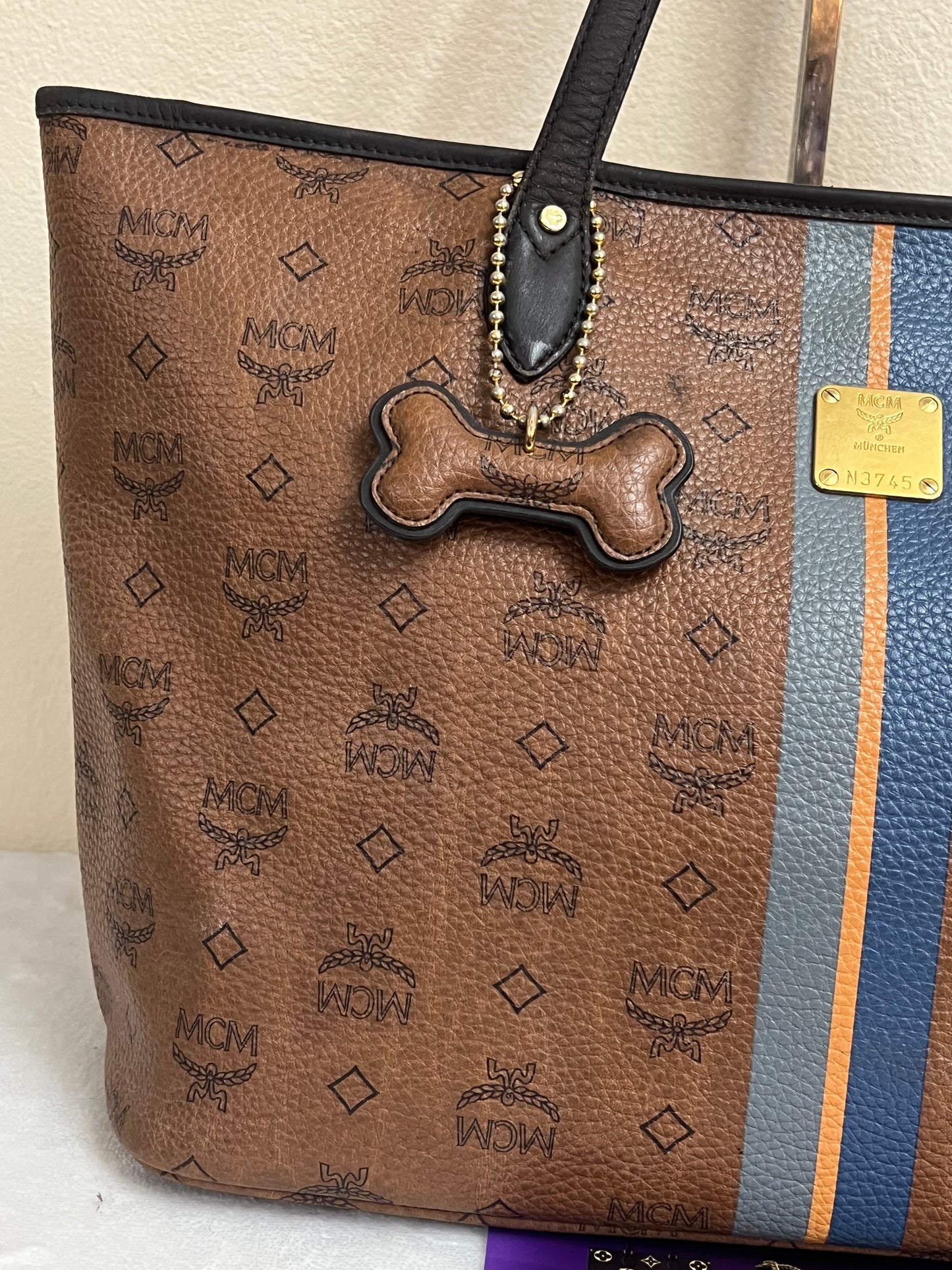 MCM CHOCO W/ BONE BLUE STRPES MM