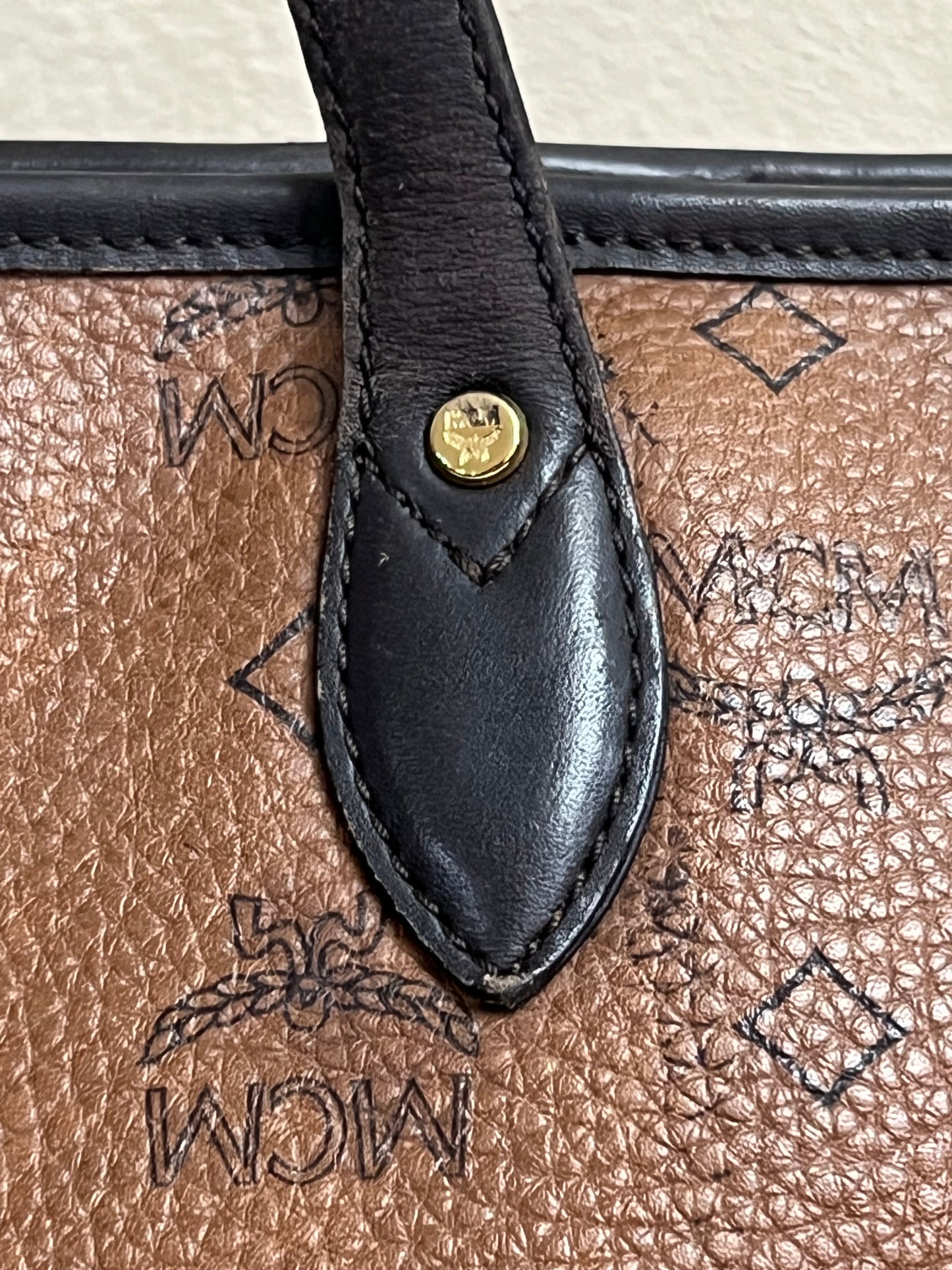MCM CHOCO W/ BONE BLUE STRPES MM