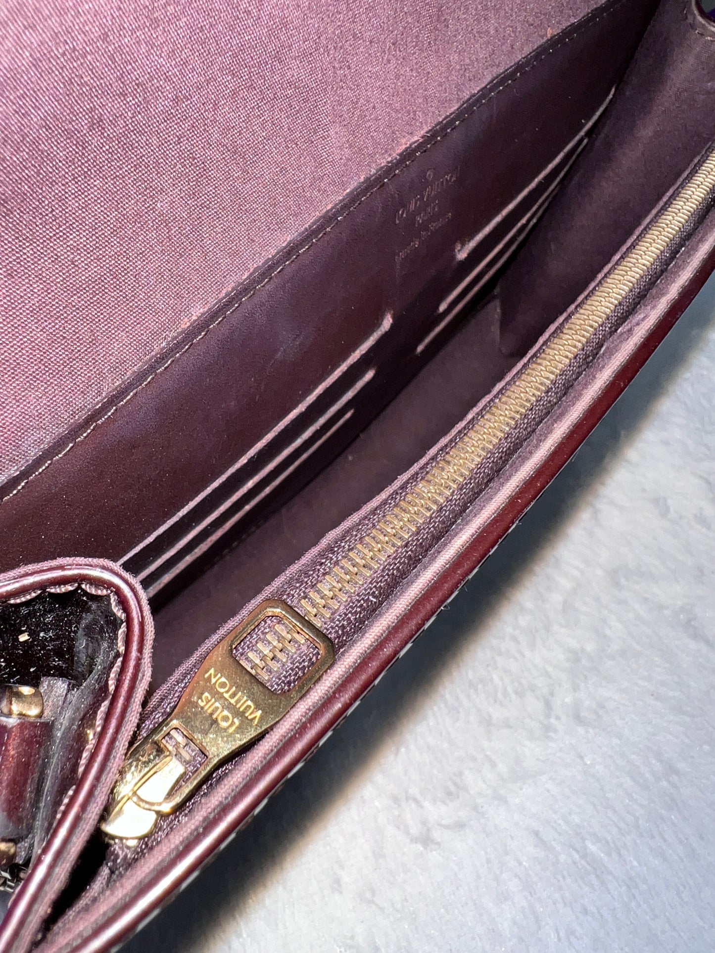 ANA CLUTCH VERNIS AMARANTE