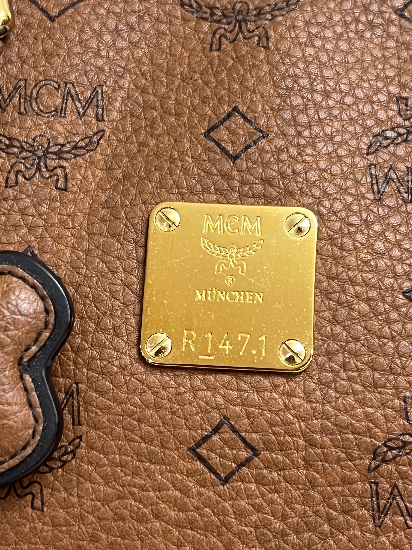 MCM CHOCO TOTE W/ BONE MM