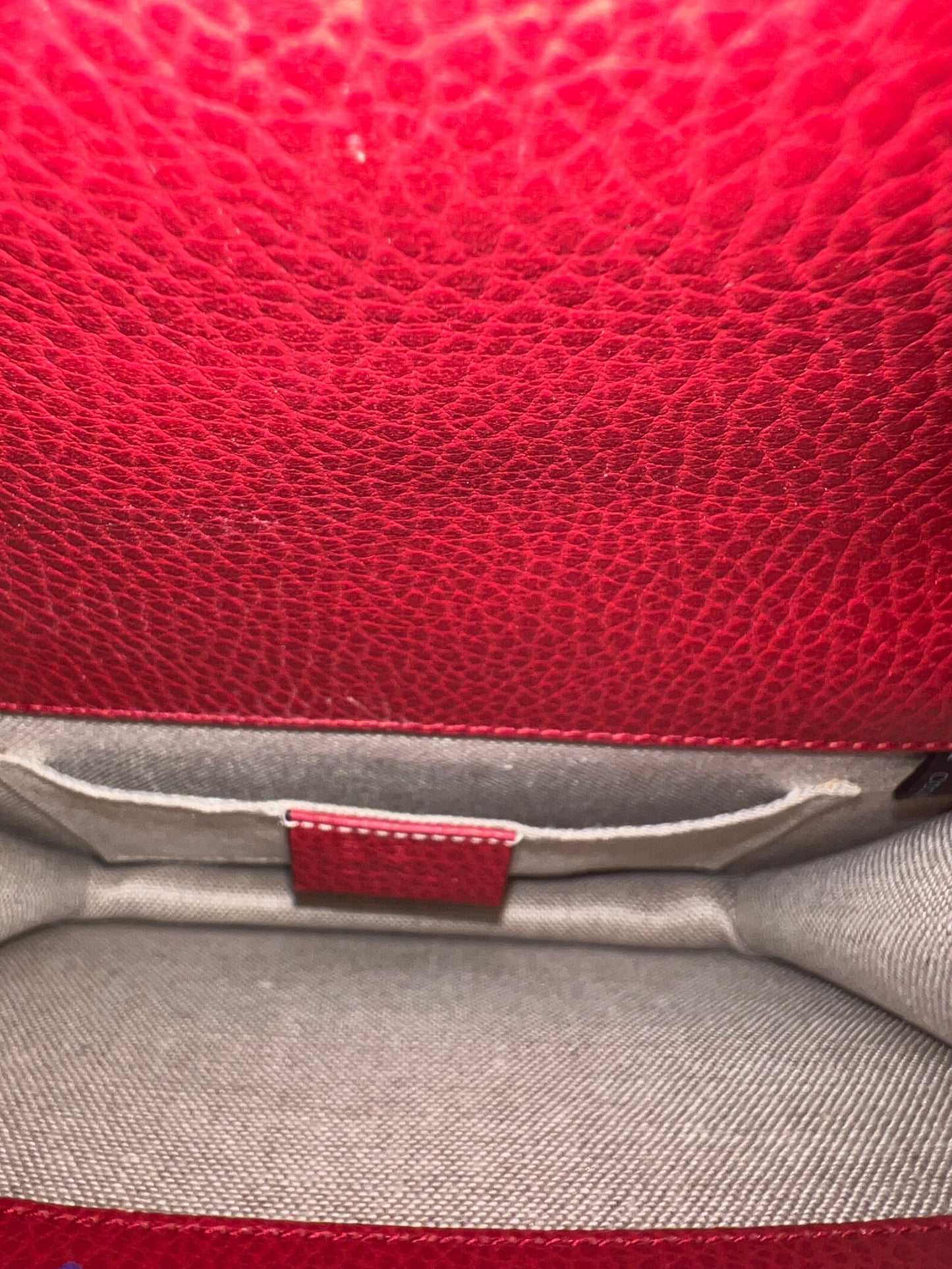 INTERLOCKING RED