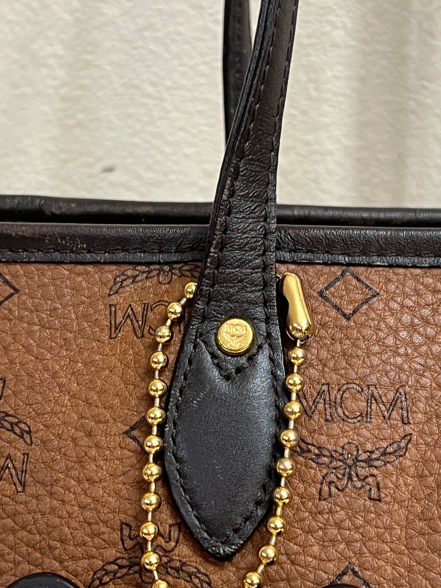 MCM CHOCO TOTE W/ BONE MM