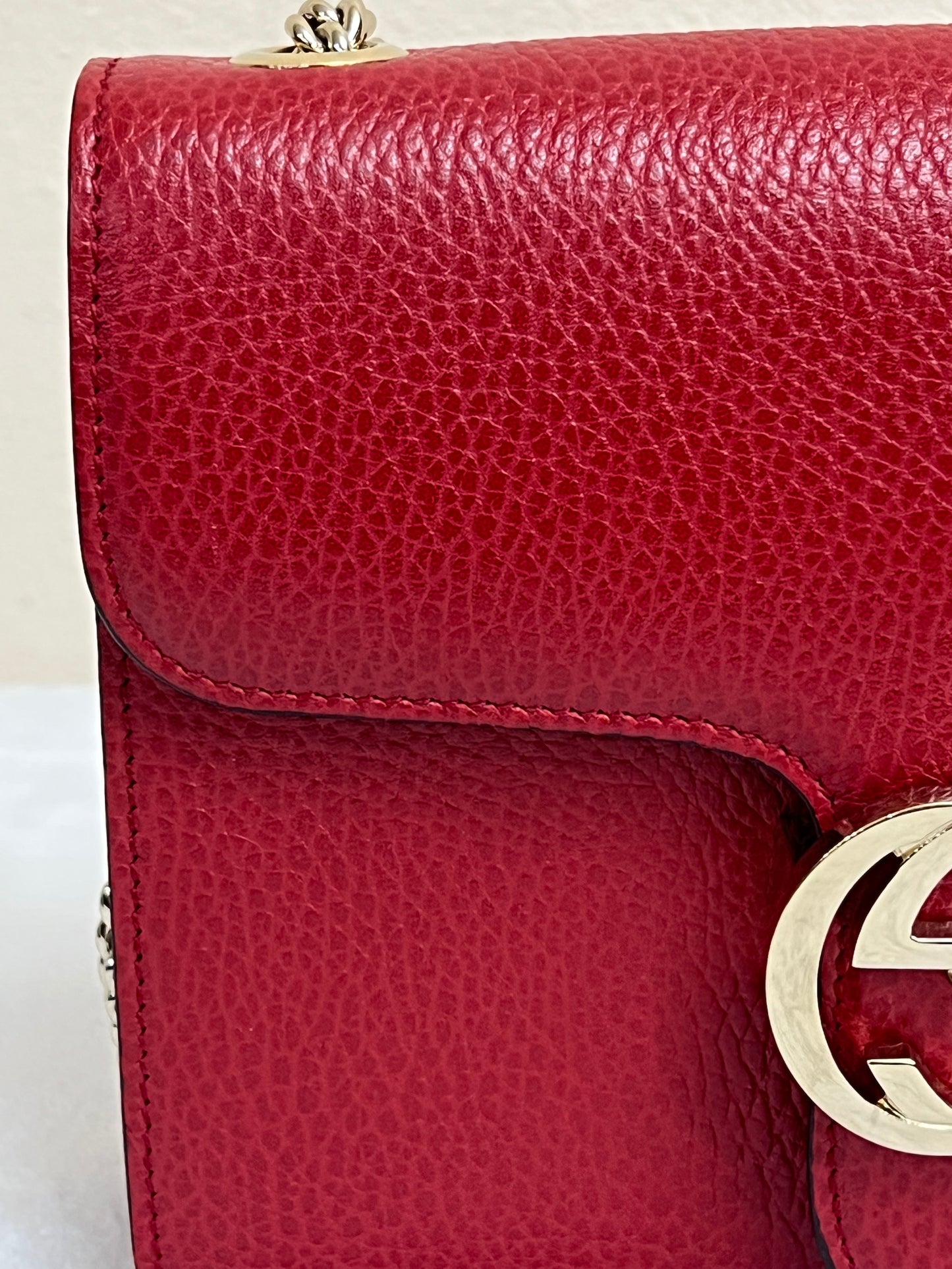 INTERLOCKING RED