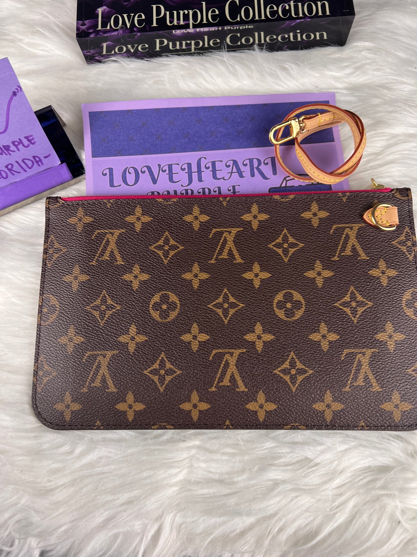 NEVERFULL POCHETTE MM MONO / FUSHCIA PINK INTERIOR