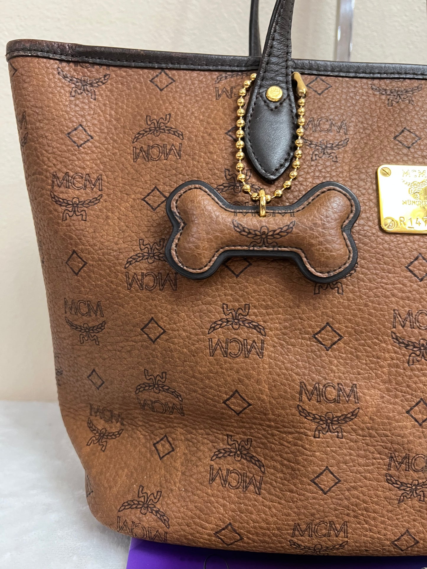MCM CHOCO TOTE W/ BONE MM