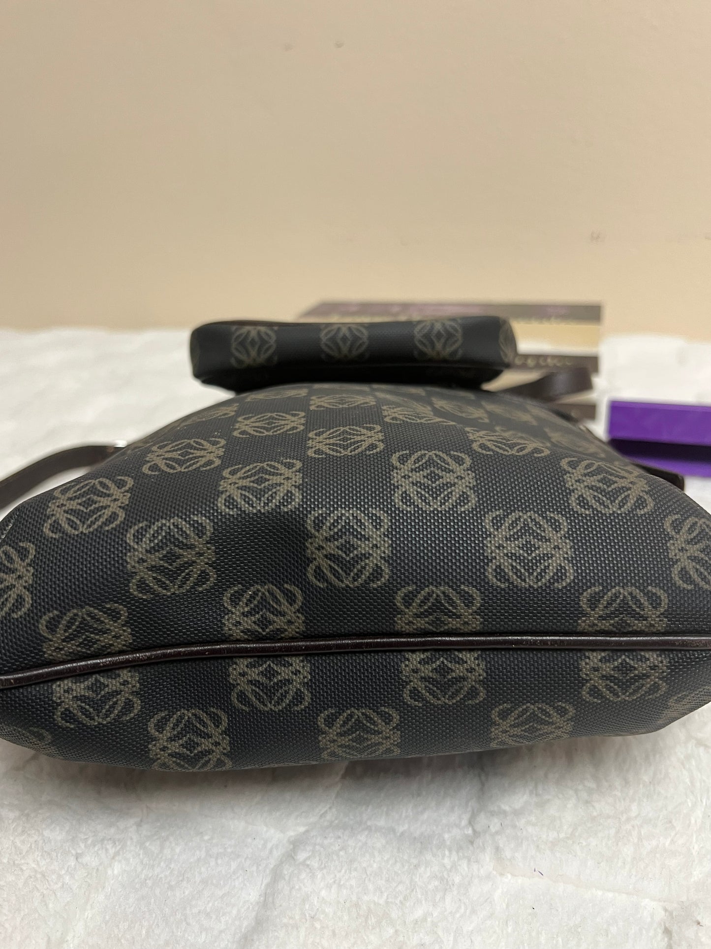L _ O _ E _ W _ E CROSSBODY