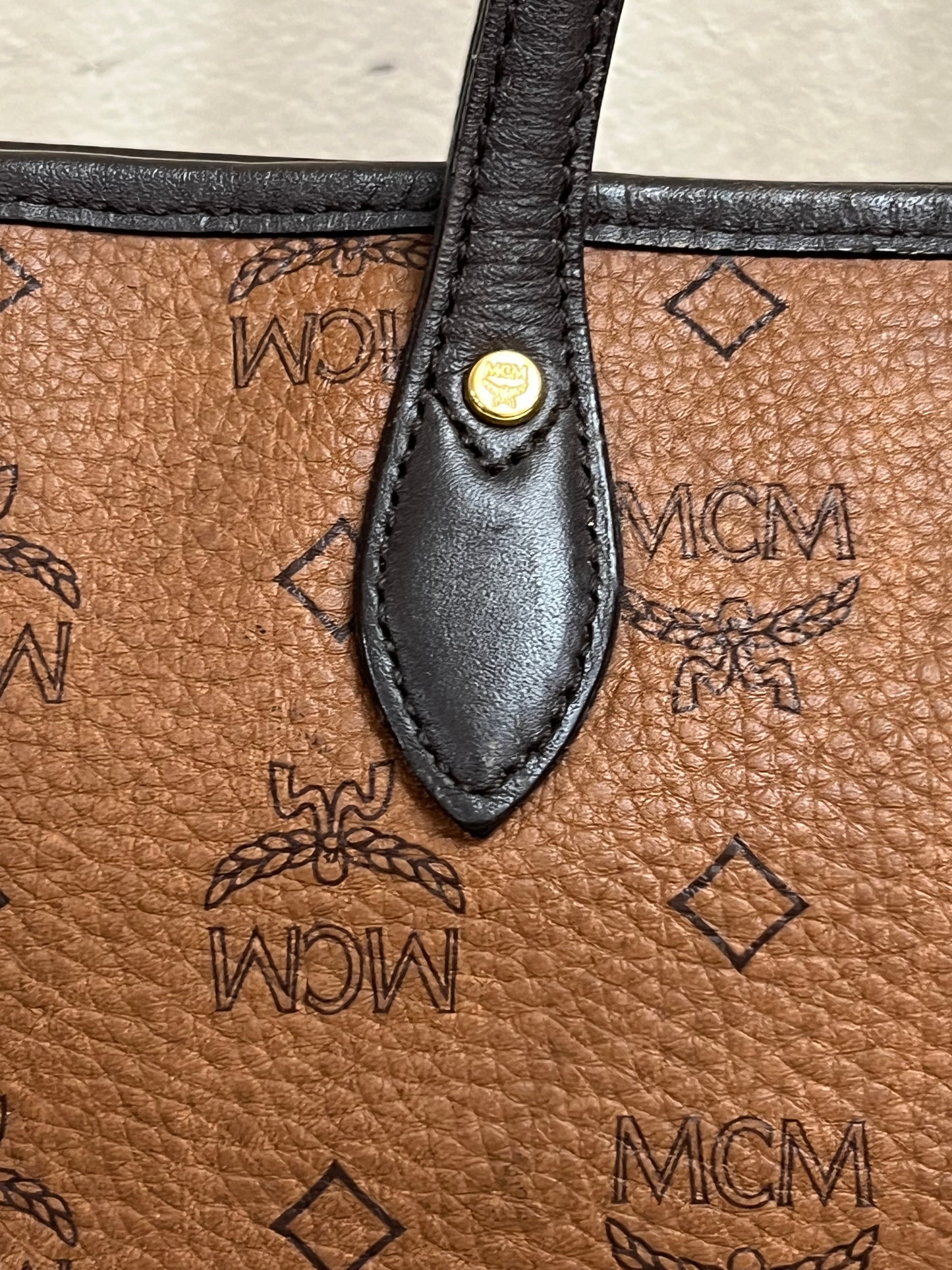 MCM CHOCO TOTE W/ BONE MM
