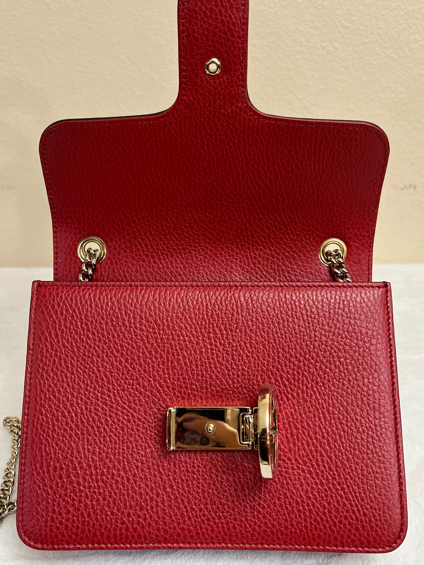 INTERLOCKING RED