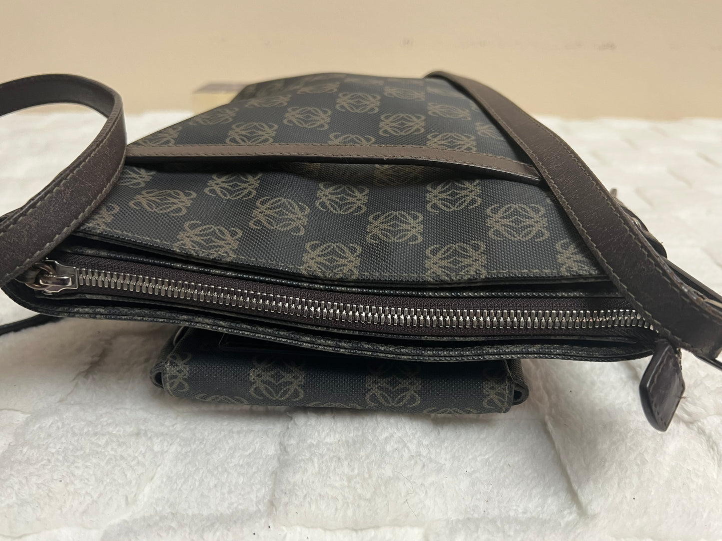 L _ O _ E _ W _ E CROSSBODY