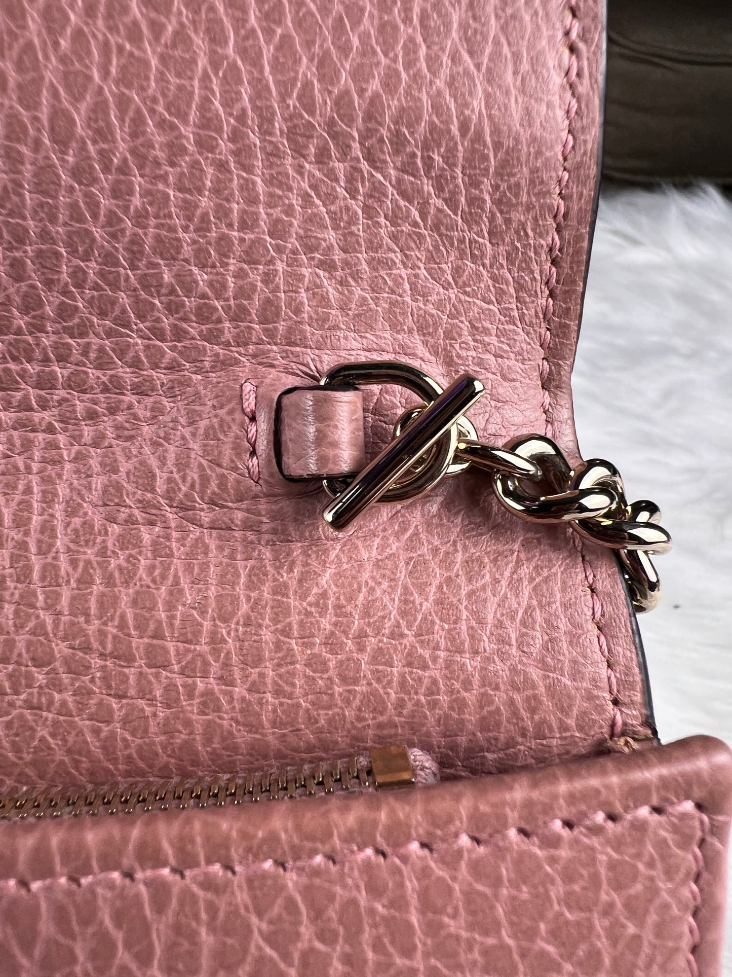 INTERLOCKING WALLET ON CHAIN PINK