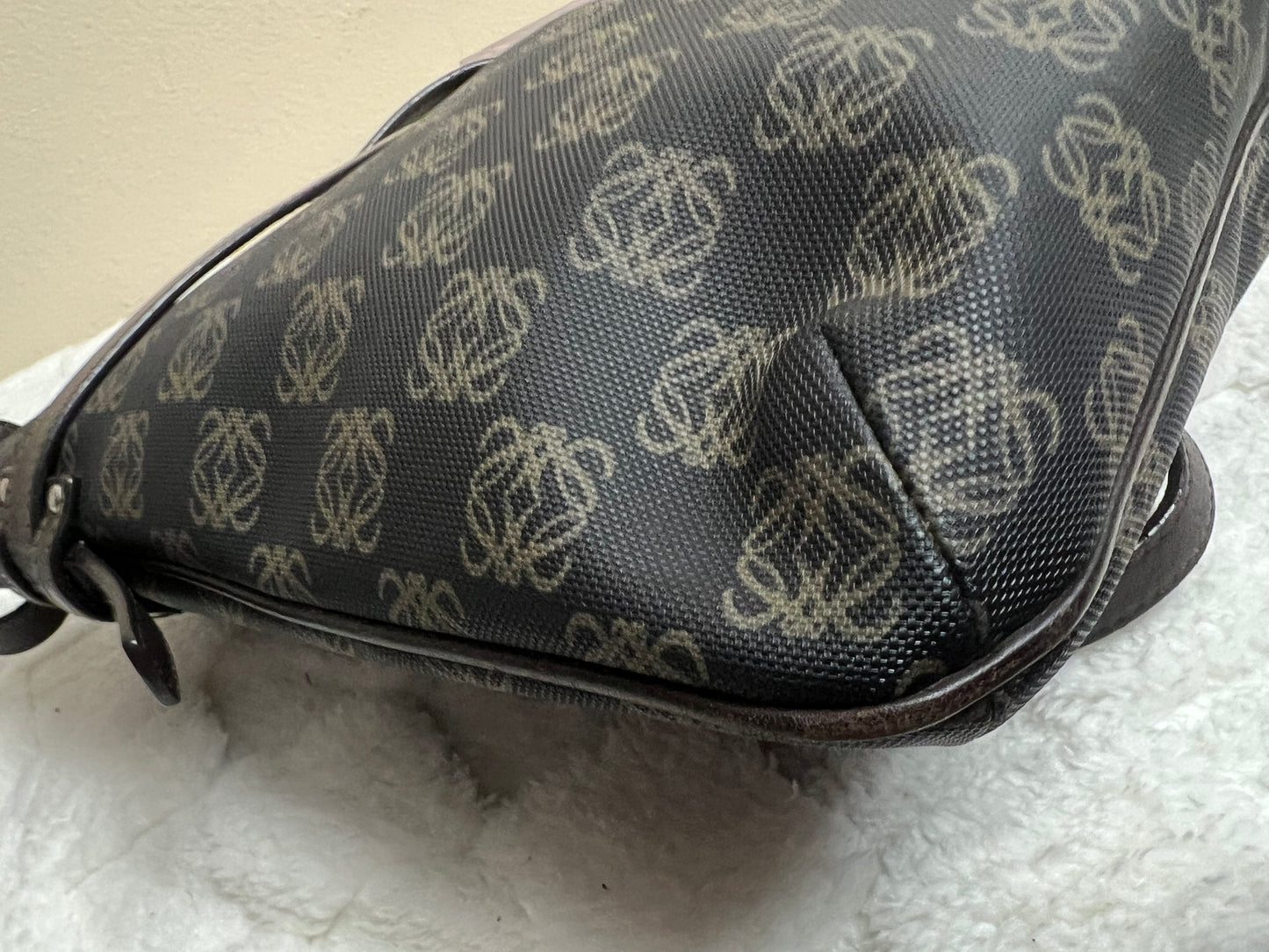L _ O _ E _ W _ E CROSSBODY