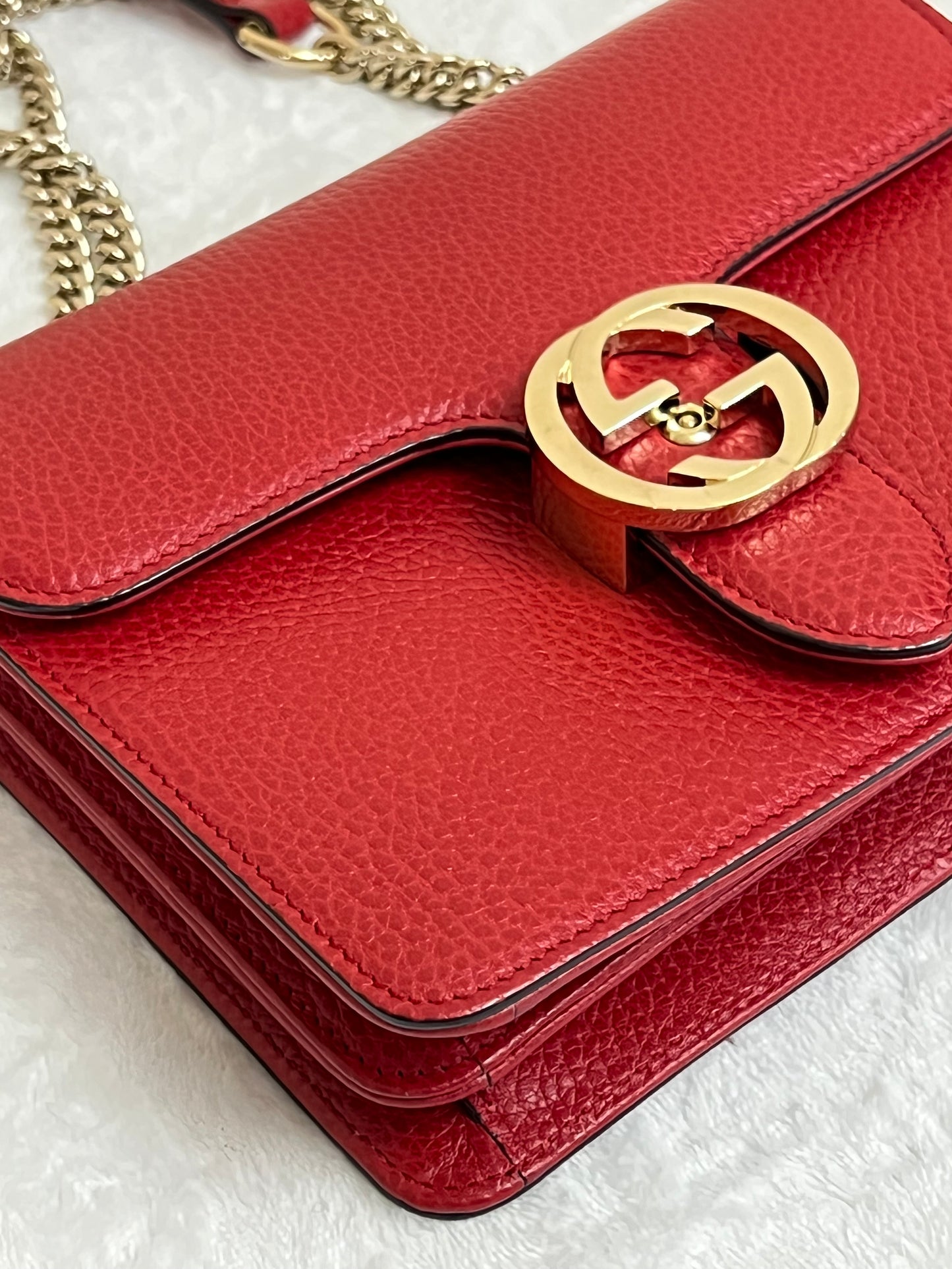 INTERLOCKING RED