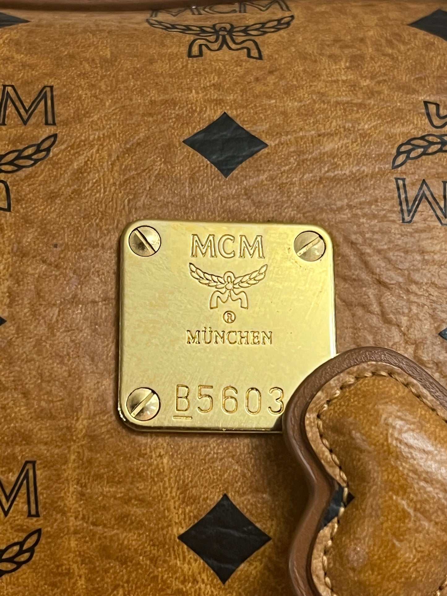 MCM BOSTON 25 W/ BONE