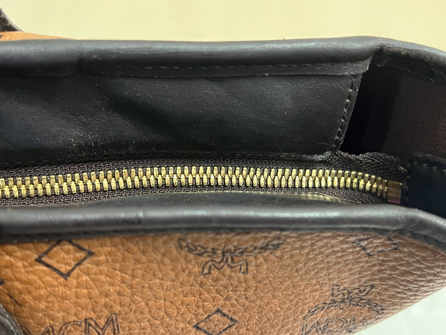 MCM CHOCO W/ BONE BLUE STRPES MM