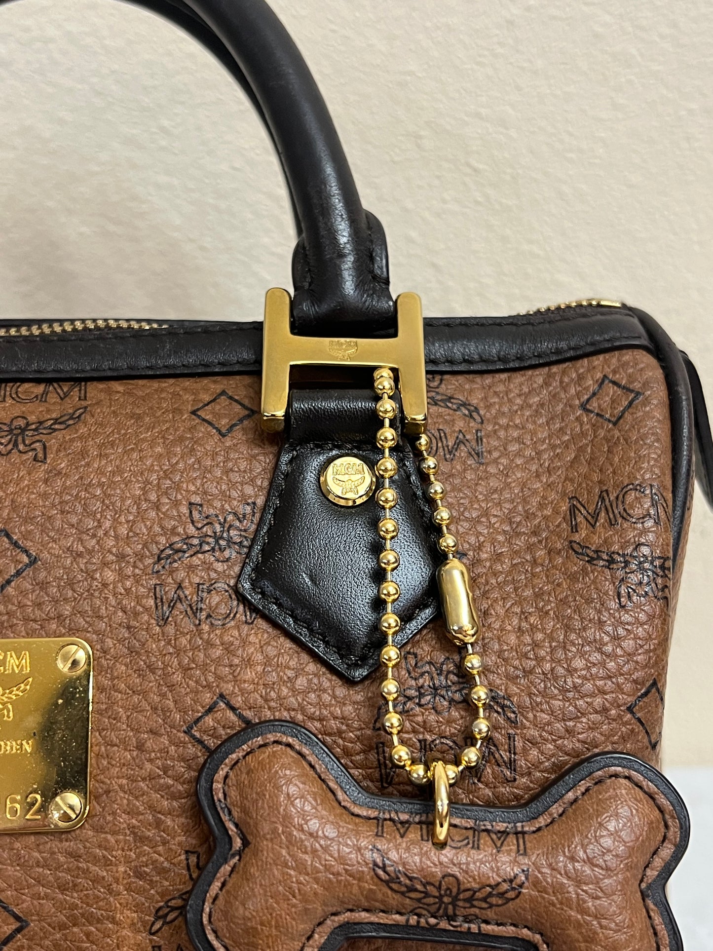 MCM BOSTON CHOCO 25 w/ BONE